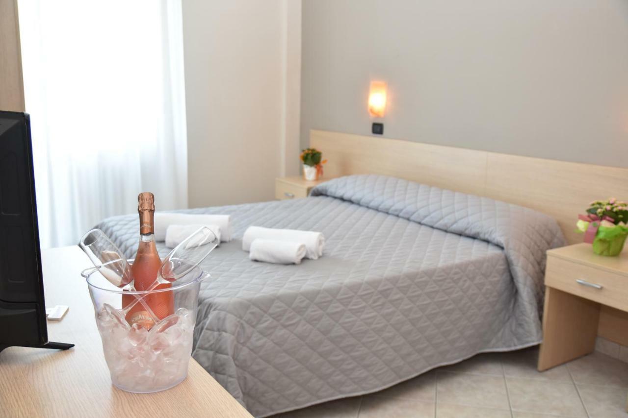 Montesilvano Marina Hotel Excelsior מראה חיצוני תמונה